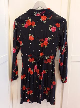 Vestido Bershka flores negro y rojo