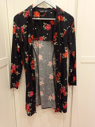 Vestido Bershka flores negro y rojo