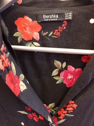 Vestido Bershka flores negro y rojo