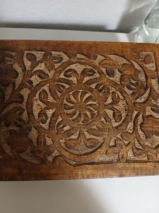 Caja de madera tallada artesanal.