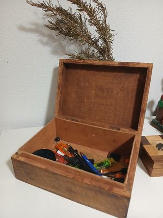 Caja de madera tallada artesanal.