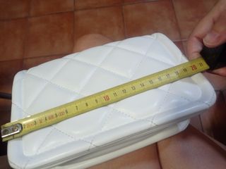 Bolso blanco pequeño acolchado