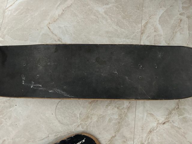 Monopatín con diseño gráfico