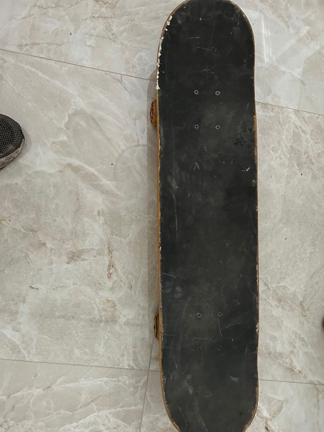 Monopatín con diseño de llamas