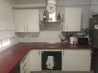 Cocina con lavadora y microondas