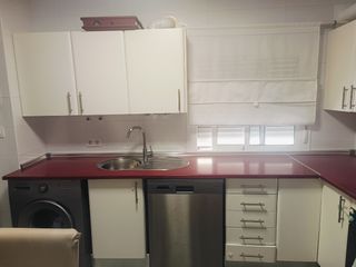 Cocina con lavadora y microondas