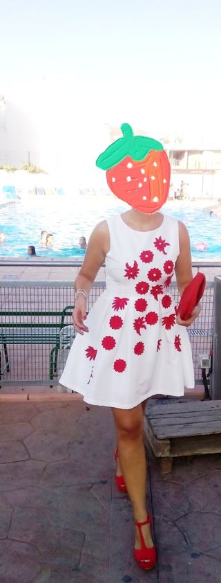 Vestido blanco con flores rojas