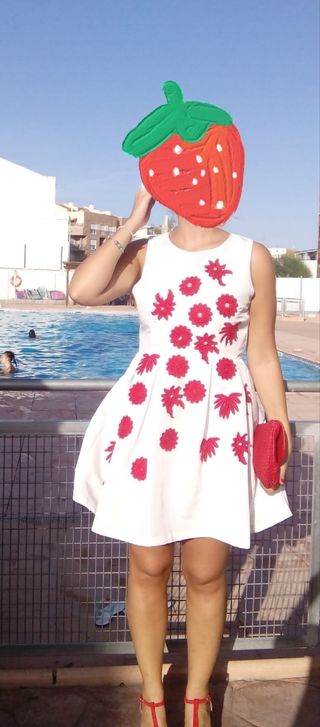 Vestido blanco con flores rojas