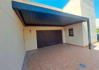 Se fabrica y repara carpintería de aluminio