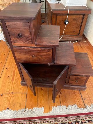 Scaffale in legno con cassetti