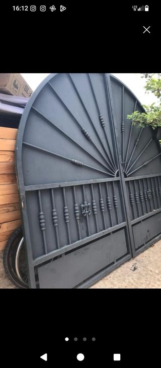 Puerta de hierro maciza