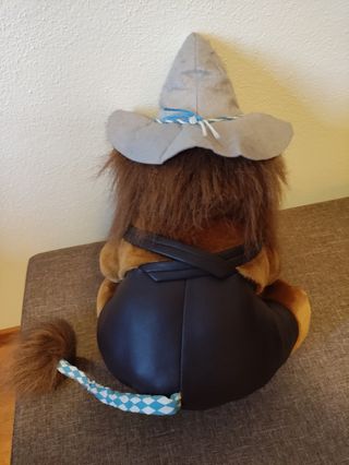 Peluche leone con cappello e salopette Oktoberfest