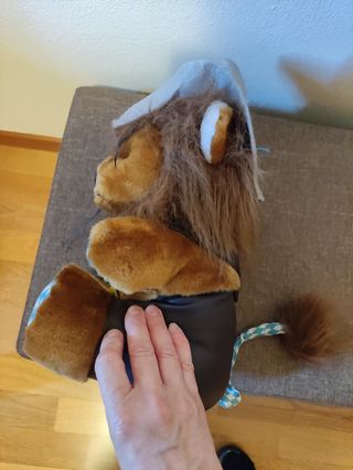 Peluche leone con cappello e salopette Oktoberfest