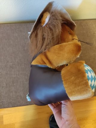 Peluche leone con cappello e salopette Oktoberfest