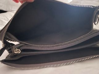 Bolso gris con tachuelas plateadas