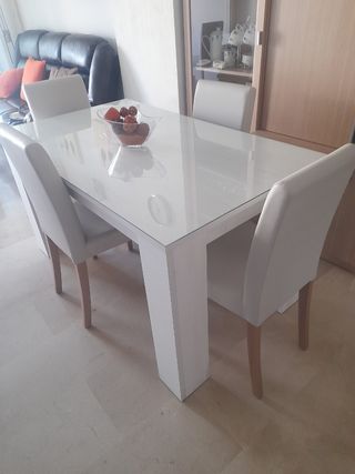 Comedor nuevo y moderno: Mesa y 4 sillas