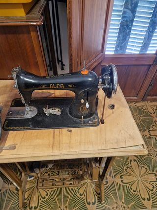 Máquina de coser Alfa antigua