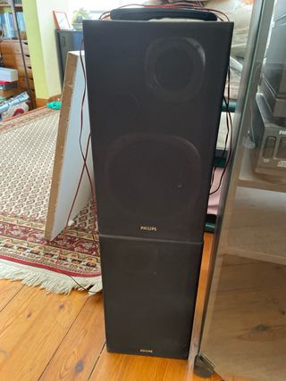 Equipo de música Philips con altavoces y vitrina