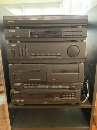 Equipo de música Philips con altavoces y vitrina