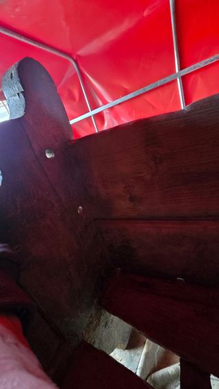 Escaño de madera y banco auxiliar