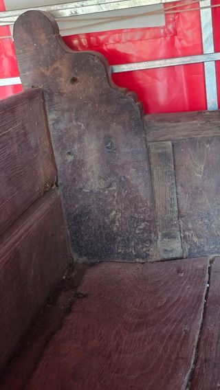 Escaño de madera y banco auxiliar