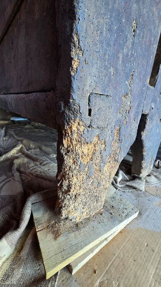 Escaño de madera y banco auxiliar