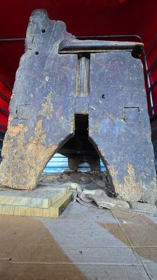 Escaño de madera y banco auxiliar
