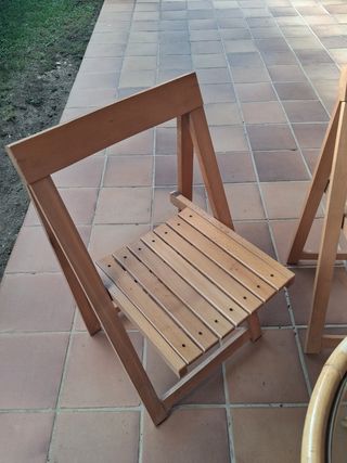 Mesa Mimbre y 2 Sillas Madera Plegables