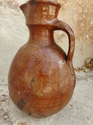 Jarra antigua de alfarería de Tajueco