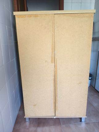 Zapatero de madera y metal