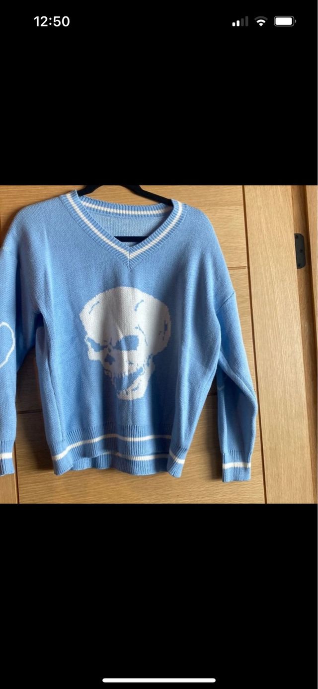 Jersey azul con calavera blanca