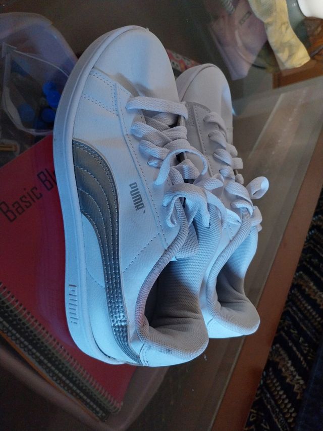 Zapatillas Puma Blancas y Plateadas