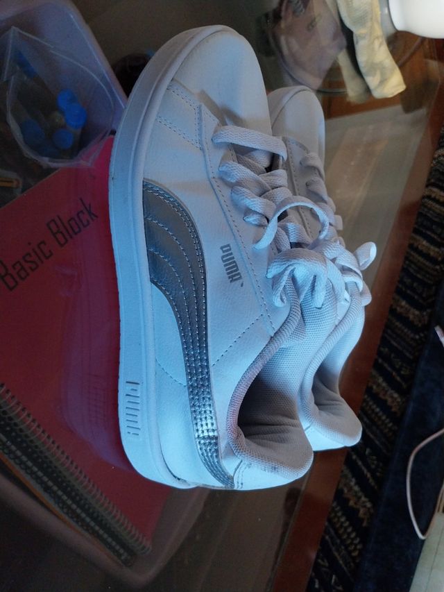 Zapatillas Puma Blancas y Plateadas