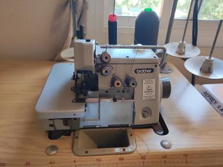 Máquina Overlock Brother