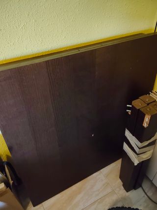 Mesa extensible Ikea madera marrón.