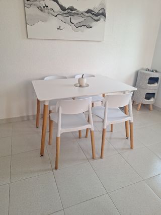 Conjunto mesa y 4 sillas blancas