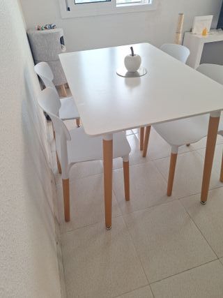 Conjunto mesa y 4 sillas blancas