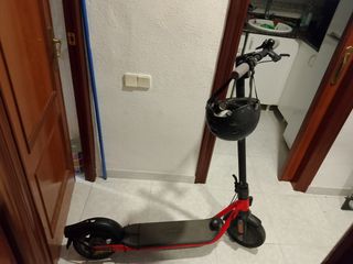 Patinete eléctrico rojo