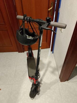 Patinete eléctrico rojo