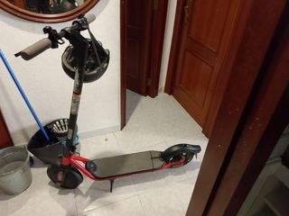 Patinete eléctrico rojo