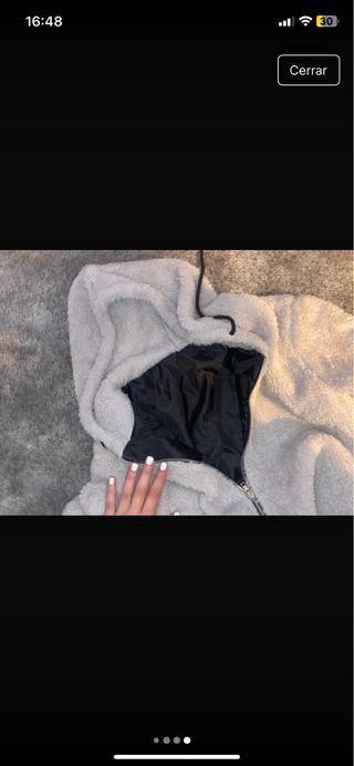 Chaqueta de pelo gris con capucha