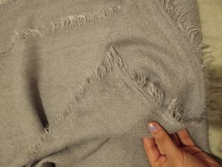 Pañuelo lila con flecos