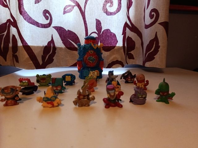 Cápsula Superzings con 16 figuras
