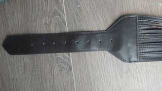 Cinturón ancho marrón con hebilla dorada
