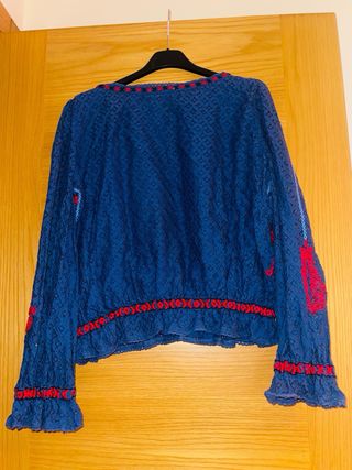 Blusa azul con bordados rojos