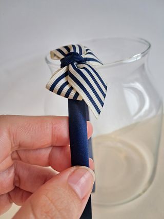 Diadema azul marino con lazo de rayas