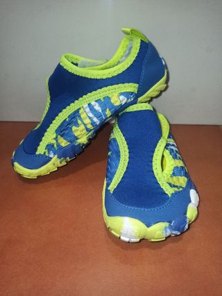 Zapatos acuáticos niño azul y verde nuevos 

