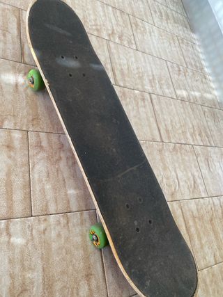 Skateboard con ruote verdi