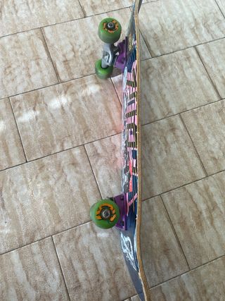 Skateboard con ruote verdi