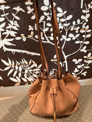 Bolso de hombro rosa palo con detalles dorados